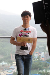 组图：邵汶加盟真人秀 遭湿身秀性感胸肌