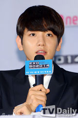 组图：韩团EXO出席记者会 帅气正装魅力足