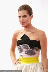 组图：《都市女郎》艾莉森-威廉姆斯白纱裙亮相