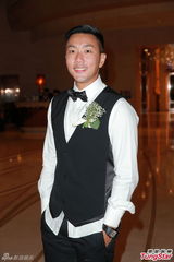 组图：郑希怡大婚热吻老公 欲为阿娇牵红线