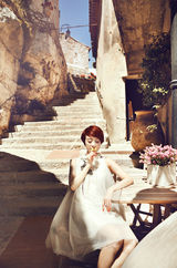 组图：金巧巧浓情巴黎写真 白衣灵动宛如少女