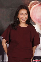 组图：周迅宽松装现身 婚后发福疑为怀孕做准备