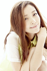 组图：高晓菲秋日清纯写真  甜笑如明媚向日葵