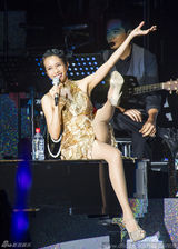 组图：莫文蔚变身老上海名伶 流苏短裙秀美腿