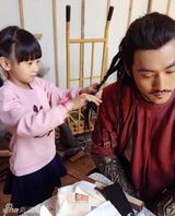 组图：田亮女儿森碟探班袁弘 变身发型师为袁弘编小辫