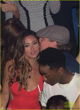 组图：莱昂纳多风流难改 与大胸女贴身热舞畅聊