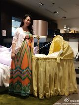 组图：吴辰君晒潮装美照 长裙遮大肚孕味明显