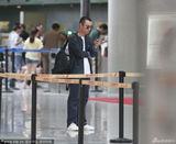 组图：文章黑衣现身机场无人识 臭脸低头玩手机