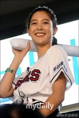组图：韩国艺人CLARA(李成敏)性感造型亮相棒球比赛现场
