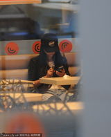 组图：女神爱吃红烧肉！汤唯独吃饭手机玩不停