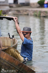 组图：爸爸2任务坑爹 熊爸水中包粽囧态百出