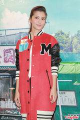 组图：吴千语新片强吻男演员 称不向林峰报备