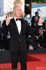 组图：威尼斯开幕 迈克尔-基顿光头帅气亮相