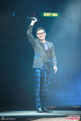 组图：张学友郑秀文等红馆开唱致敬张耀荣