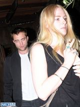 组图：暮光男帕丁森与神秘女子外出疑似新恋情