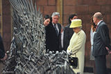 组图：英女王参观《权力游戏》片场 拒坐铁王座