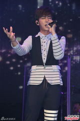 组图：炎亚纶雕型外露 卖力演出爆筋飆高音