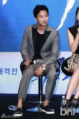 组图：韩星孙艺珍宣传新片小心落座防走光