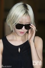 组图：韩团T-ara孝敏返韩 小蛮腰秀完美身材