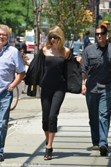 组图：斯威夫特当街脱衣露香肩 给粉丝爱的抱抱