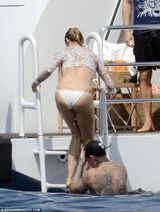 组图：42岁卡梅隆-迪亚兹穿比基尼湿身显翘臀