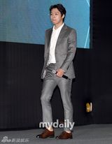 组图：JYJ全员现身 金俊秀红发吸睛搞笑不断