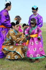 组图：大草原上的小伙伴！多多美颜姐姐似格格