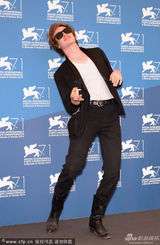 组图：《天知道》亮相威尼斯 性格男琼斯竖中指