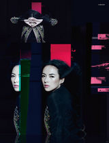 组图：章子怡置身迷幻空间 穿华服逃离黑暗梦境