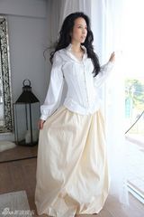 组图：人妻莫文蔚露背拍MV 被男模身后拦腰抱抱