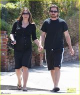 组图：贝尔携孕妻情侣装亮相 十指相扣恩爱