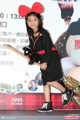 组图：乔乔cospaly化身小魔女 萌样超卡哇伊