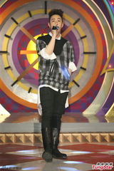 组图：潘玮柏变身专业球评 怕再引来网友论战