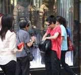 组图：邱淑贞赴银行折返连遇俩募捐者慷慨解囊