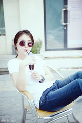 组图：马思纯街拍大片 优雅俏皮展百变青春