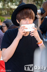 组图：4minute泫雅参加彩排 戴墨镜尽显女王风范