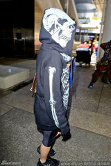 组图：艾薇儿骷髅装秀婚戒 拿蓝扇子显东方风韵