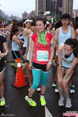 组图：小S张钧宁素颜马拉松 Selina脸红飙泪