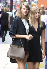 组图：霉霉与朋友逛街 超短热裤露美腿