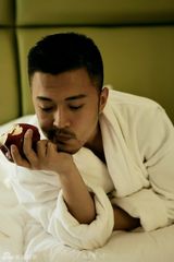 组图：于小伟身着浴袍出镜 时尚大片熟男诱惑