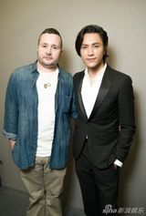 组图：陈坤亮相巴黎时装周 入乡随俗发型浪漫