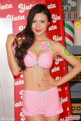 组图：一大波比基尼袭来！鸡排妹大战同场女星