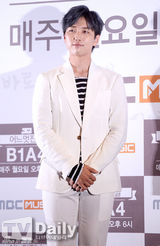 组图：韩团B1A4开节目发布会 带你去旅游