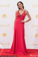 组图：艾美奖红毯 女星明妮-德瑞弗穿红裙现身