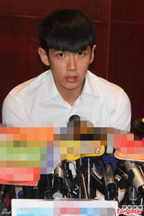 组图：柯震东台北道歉会气色不佳 情绪较为镇定