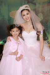 组图：何傲儿避谈旧爱 爆乳披婚纱有出嫁感觉