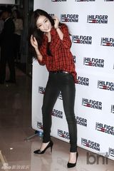 组图：KARA具荷拉秀纤细小腿 甜笑捂嘴