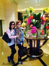 组图：杨恭如自曝“家有潮妈”靓照 二人似姐妹