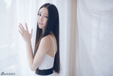 组图：袁菲轻灵写真 白裙长发仙气足