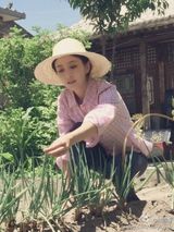 组图：佟丽娅戴草帽田园风情 网友赞披抹布都美